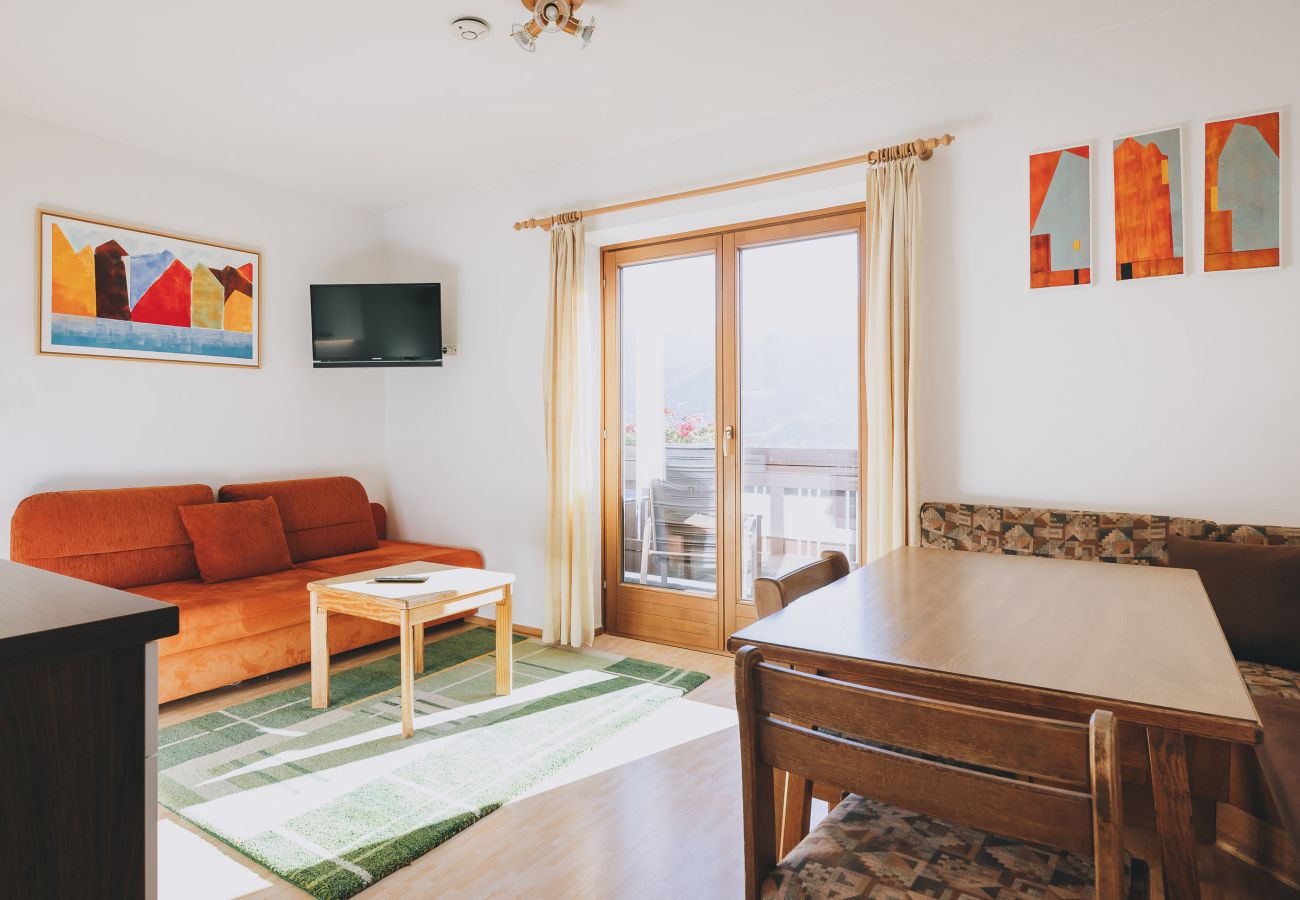 Esszimmer in der Ferienwohnung Apartments Haus Altenberger by we rent. Esstisch, Küche, Wohnzimmer und Balkon.